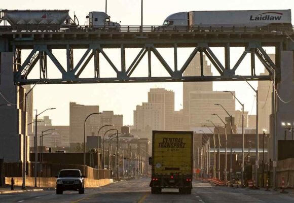 Canada announces $20bn retaliatory tariffs as US trade war escalates