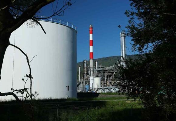 Western oil refinery closures set to continue despite war shock