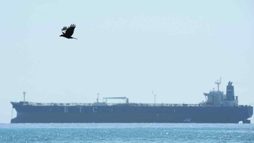 Oil falls to $98 as Saudi Arabia signals East-West pipeline reopening