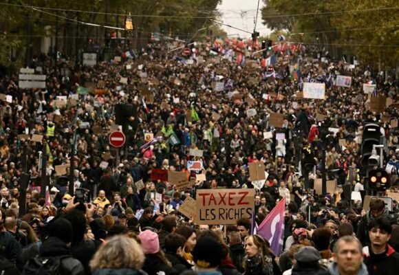 Hundreds of thousands protest in France in second weekend of mass demonstrations